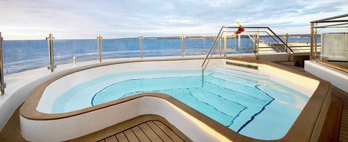 Croisières Celebrity Flora  SunsetLounge Jacuzzi