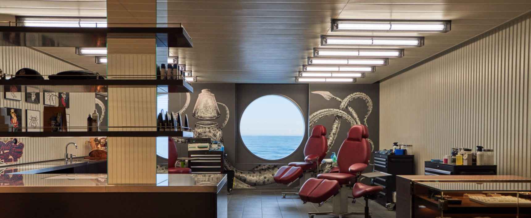 Virgin Voyages Brilliant Lady Salon de tatouage